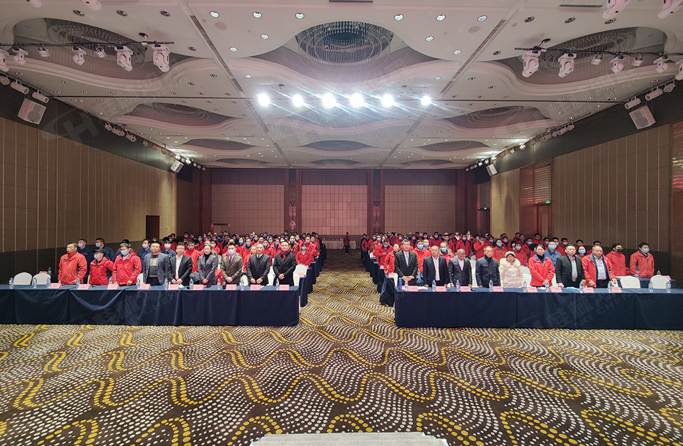 金牛辭舊歲，猛虎迎春來。搭著歡樂的時光列車，我們一起歡送碩果累累的2021年，迎來了嶄新的2022年。1月26日，我們歡聚一堂，在歡聲笑語、載歌載舞中迎接新春，“立足新鴻程開創新局面”桂林鴻程2021年年終總結表彰會由此開始！