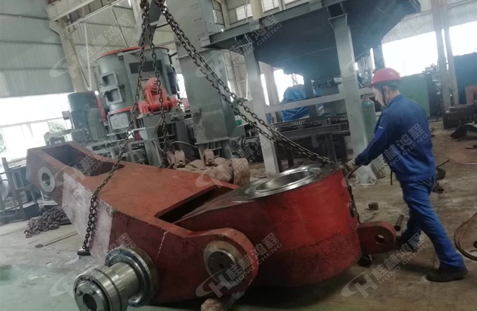 桂林鴻程立式磨粉機技術工人在生產車間員裝立磨磨輥搖臂測試 桂林鴻程立式磨粉機技術工人在生產車間員裝立磨磨輥搖臂測試