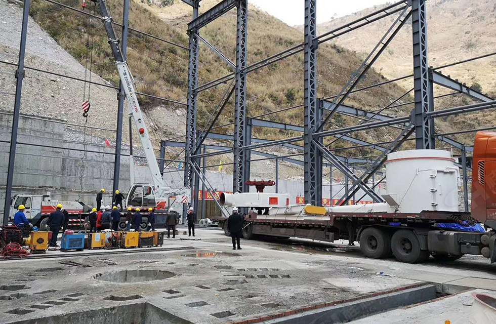 桂林鴻程董事長容棟國、總經理林總親臨磨機安裝現場指導工作