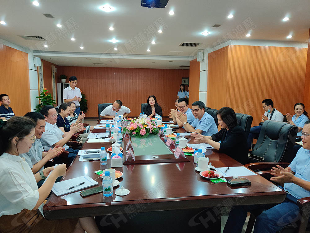 桂林鴻程總經理林均先生做詳細的企業介紹 桂林鴻程總經理林均先生做詳細的企業介紹